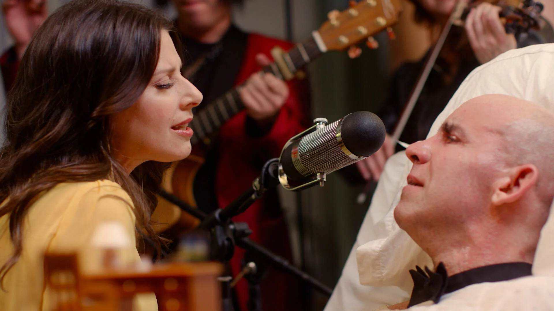 Essence sings to man in hospital bed
